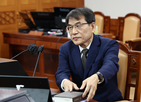노태악 중앙선관위원장이 30일 오전 과천 중앙선거관리위원회에서 고위직 간부들의 자녀 특혜 채용 의혹 관련 대응 방안 등을 논의하기 위해 열린 긴급회의에 참석했다.연합뉴스
